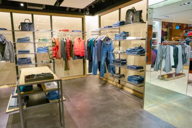 Milan, İtalya - Kasım, 2017 yaklaşık: çeşitli giysiler Rinascente ekranda. Rinascente yüksek kaliteli mağazaları oluşur.