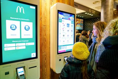Milan, İtalya - Kasım, 2017 yaklaşık: bir Mcdonald's mağazasında müşteriler sipariş ve kiosklar sipariş kendi kendine ödeme.