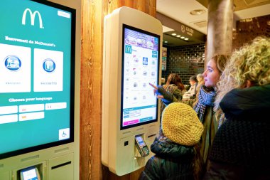 Milan, İtalya - Kasım, 2017 yaklaşık: bir Mcdonald's mağazasında müşteriler sipariş ve kiosklar sipariş kendi kendine ödeme.