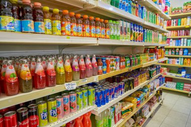 Roma, İtalya - Kasım 2017 yaklaşık: tezgahları içecekler ile dolu bir marketin Roma'da görülür.