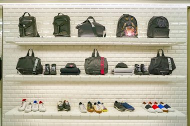 Milan, İtalya - Kasım, 2017 yaklaşık: Givenchy çanta ve ayakkabılar Rinascente ekranda. Rinascente yüksek kaliteli mağazaları oluşur.
