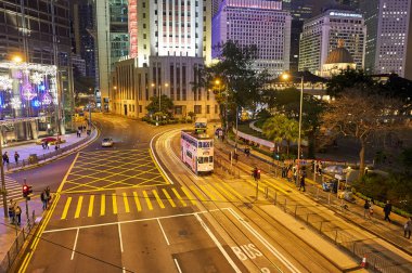 Hong Kong - 25 Aralık 2015: gece Hong Kong çift katlı tramvay. 