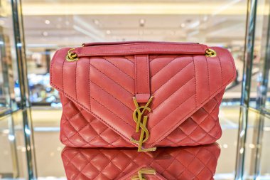 Milan, İtalya - Kasım, 2017 yaklaşık: yakından atış Saint Laurent çanta Rinascente ekranda. Rinascente yüksek kaliteli mağazaları oluşur.