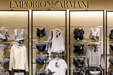 Rome, İtalya - Kasım, 2017 yaklaşık: Ekranda bir ikinci amiral gemisi mağaza Rinascente Roma, Emporio Armani iç çamaşırı.