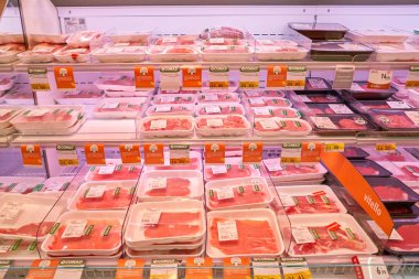 Rome, İtalya - Kasım 2017 yaklaşık: taze et Conad süpermarket Roma'da sergilenen.