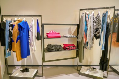Milan, İtalya - Kasım, 2017 yaklaşık: çeşitli Msgm giysi Rinascente ekranda. Rinascente yüksek kaliteli mağazaları oluşur.