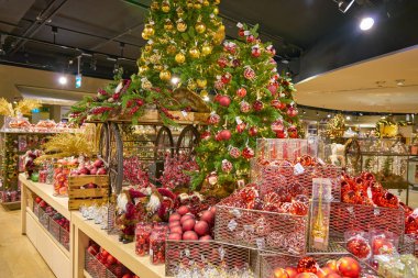 Milan, İtalya - Kasım, 2017 yaklaşık: Noel süsleri Rinascente alışveriş merkezi Milano ekranda. Rinascente yüksek kaliteli mağazaları oluşur.