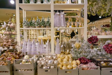 Milan, İtalya - Kasım, 2017 yaklaşık: Noel süsleri Rinascente alışveriş merkezi Milano ekranda. Rinascente yüksek kaliteli mağazaları oluşur.