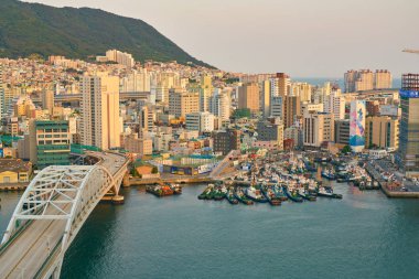 Busan, Güney Kore - Mayıs, 2017 yaklaşık: Busan Lotte Department Store üzerinden bir bakış. Eski Pusan bilinen Busan, Güney Kore'nin ikinci en çok kalabalık şehir Seul sonra olduğunu..