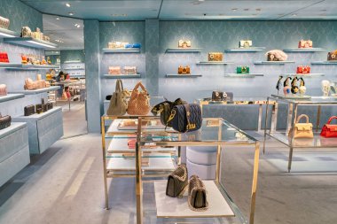 Milan, İtalya - Kasım, 2017 yaklaşık: Miu Miu çanta Rinascente ekranda. Rinascente yüksek kaliteli mağazaları oluşur.