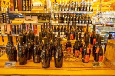 Milan, İtalya - Kasım, 2017 yaklaşık: mal Rinascente, Milan en üst kattaki ekranda çeşitli.