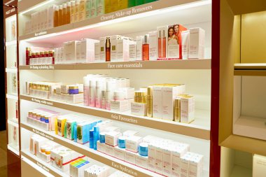 Rome, İtalya - Kasım, 2017 yaklaşık: Clarins güzellik ürünleri ekranda bir ikinci amiral gemisi mağaza, Rinascente Roma oturup. Clarins bir Fransız lüks cilt bakımı, kozmetik ve parfüm şirket olduğunu