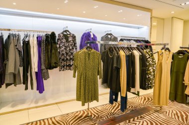 Milan, İtalya - Kasım, 2017 yaklaşık: çeşitli giysiler Rinascente ekranda. Rinascente yüksek kaliteli mağazaları oluşur.