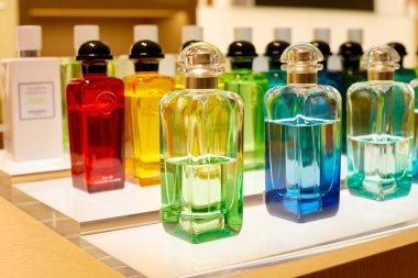 Rome, İtalya - Kasım, 2017 yaklaşık: Hermes parfüm şişe ekranda bir ikinci amiral gemisi mağaza, Rinascente Roma oturup.