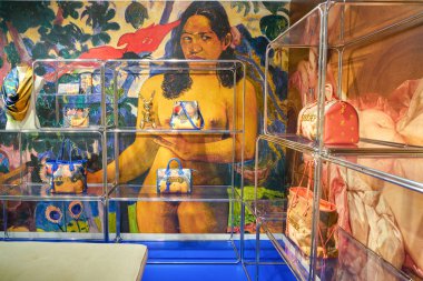 Milan, İtalya - Kasım, 2017 yaklaşık: çanta Rinascente ekranda. Rinascente yüksek kaliteli mağazaları oluşur.