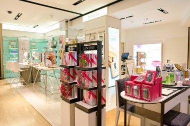 Rome, İtalya - Kasım, 2017 yaklaşık: Lancome ürünleri ekranda bir ikinci amiral gemisi mağaza, Rinascente Roma oturup.