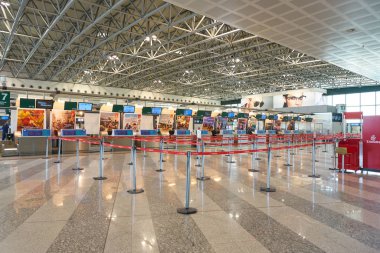 Milan Malpensa, İtalya - Kasım, 2017 yaklaşık: Emirates Havayolları iade alan, Milan-Malpensa airport, Terminal 1. 