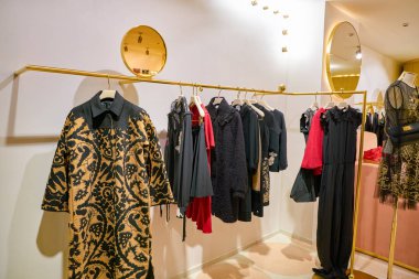 Milan, İtalya - Kasım, 2017 yaklaşık: Red Valentino elbise Rinascente ekranda çeşitli. Rinascente yüksek kaliteli mağazaları oluşur.