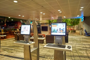 Singapur - 10 Kasım 2015: Singapur Changi Havaalanı.