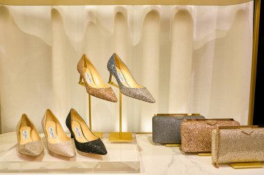 Rome, İtalya - Kasım, 2017 yaklaşık: Jimmy Choo ayakkabı bir ikinci amiral gemisi mağaza Rinascente Roma ekranda.
