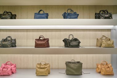 Rome, İtalya - Kasım, 2017 yaklaşık: Balenciaga çanta bir ikinci amiral gemisi mağaza Rinascente Roma ekranda.