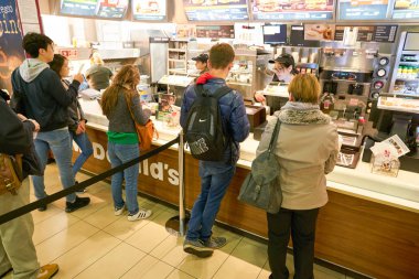 Rome, İtalya - Kasım, 2017 yaklaşık: Mcdonald's Restoran Roma hizmetinde counter.    