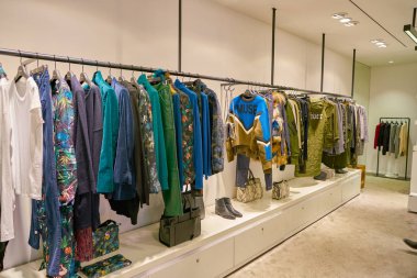 Milan, İtalya - Kasım, 2017 yaklaşık: çeşitli giysiler Rinascente ekranda. Rinascente yüksek kaliteli mağazaları oluşur.