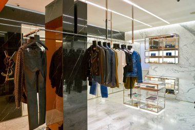 Rome, İtalya - Kasım, 2017 yaklaşık: Ekranda bir ikinci amiral gemisi mağaza Rinascente Roma, Yves Saint Laurent giyim.