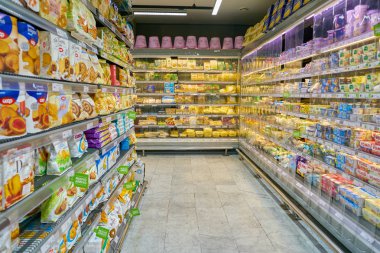 Roma, İtalya - Kasım 2017 yaklaşık: tezgahları gıda ürünleri ile dolu bir bakkal Roma'da görülür.