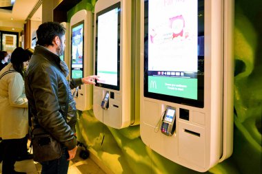 Milan, İtalya - Kasım, 2017 yaklaşık: öz kiosklar Mcdonald's Restoran sipariş.