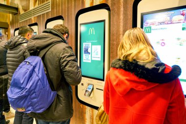 Milan, İtalya - Kasım, 2017 yaklaşık: bir Mcdonald's mağazasında müşteriler sipariş ve kiosklar sipariş kendi kendine ödeme.