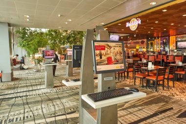 Singapur - Kasım, 2015 yaklaşık: Singapur Changi Havaalanı içinde.