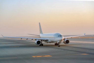 Modern yolcu jet uçağı Doha Uluslararası Havaalanı'nda taksi