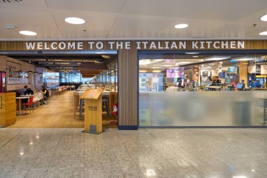 Milan Malpensa, İtalya - Kasım, 2017 yaklaşık: Chef mutfak Milan-Malpensa Havalimanı'nda.