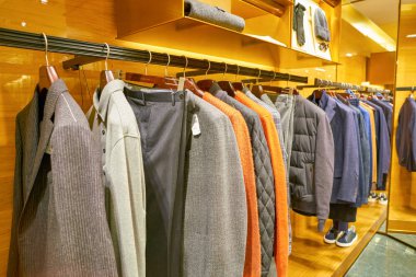 Milan, İtalya - Kasım, 2017 yaklaşık: Ermenegildo Zegna giysiler Rinascente ekranda çeşitli. Rinascente yüksek kaliteli mağazaları oluşur.