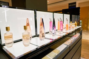 Rome, İtalya - Kasım, 2017 yaklaşık: Givenchy parfüm şişe ekranda bir ikinci amiral gemisi mağaza, Rinascente Roma oturup.