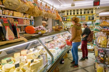 Roma, İtalya - Kasım 2017 yaklaşık: bir bakkal dükkanında Roma raflar.