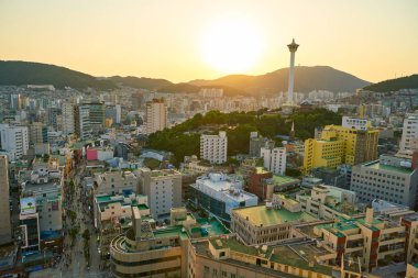 Busan, Güney Kore - Mayıs, 2017 yaklaşık: Busan Lotte Department Store üzerinden bir bakış. Eski Pusan bilinen Busan, Güney Kore'nin ikinci en çok kalabalık şehir Seul sonra olduğunu..