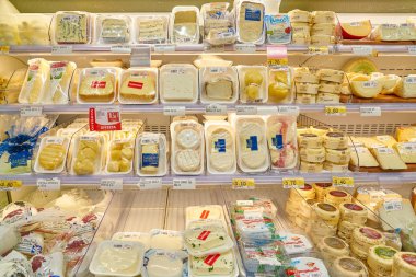 Rome, İtalya - Kasım 2017 yaklaşık: peynir Conad süpermarket Roma'da sergilenen.