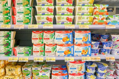 Rome, İtalya - Kasım 2017 yaklaşık: raflar Roma'da Conad süpermarkette.