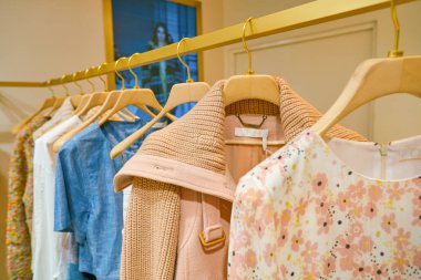 Milan, İtalya - Kasım, 2017 yaklaşık: Chloe giyim Rinascente ekranda çeşitli. Rinascente yüksek kaliteli mağazaları oluşur.