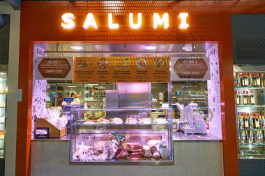 Milan Malpensa, İtalya - Kasım, 2017 yaklaşık: Milan-Malpensa Havalimanı'nda bir food court.