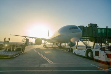 Uçak piste Doha Uluslararası Havaalanı'nda stand