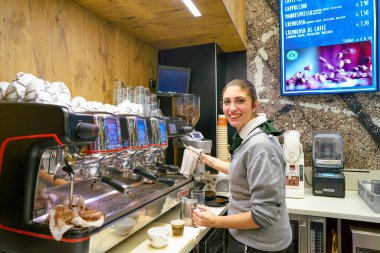 Milan, İtalya - Kasım, 2017 yaklaşık: çalışan bir Mccafe kahve dükkanında. Mcdonald's tarafından sahip olunan bir kahve evi tarzı yiyecek ve içecek zinciri, McCafe olduğunu.