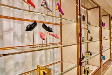 Roma, İtalya - Kasım, 2017 yaklaşık: Ekranda bir ikinci amiral gemisi mağaza Rinascente Roma, Salvatore Ferragamo Ayakkabı.