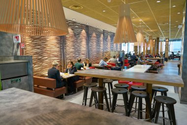 Milano Malpensa, İtalya - Kasım, 2017 yaklaşık: İçinde Mcdonald's Restoran Milan-Malpensa Havalimanı'nda.