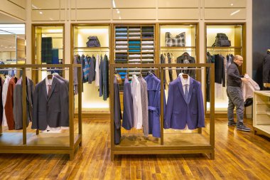 Milan, İtalya - Kasım, 2017 yaklaşık: çeşitli giysiler Rinascente ekranda. Rinascente yüksek kaliteli mağazaları oluşur.