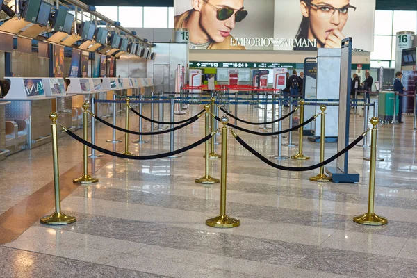 ミラノ マルペンサ空港 ターミナル でミラノ マルペンサ国際空港 イタリア 2017 チェックイン エリア — ストック写真