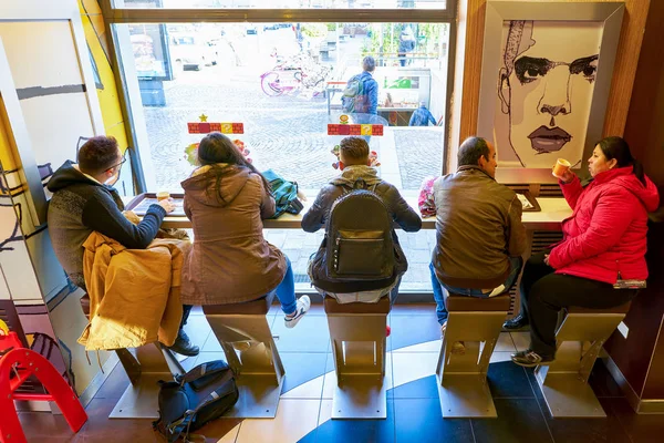 Milan Talya Kasım 2017 Yaklaşık Müşteriler Milan Bir Mcdonald Restoranda — Stok fotoğraf