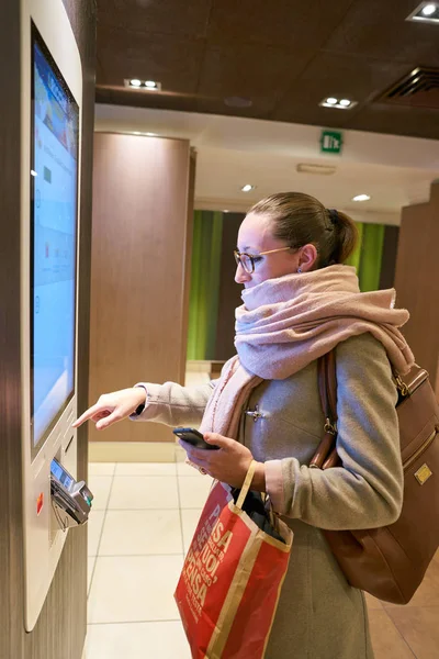 Rome Italië Circa November 2017 Vrouw Gebruiken Zelf Bestellen Kiosk — Stockfoto